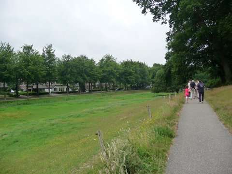 het pad langs de wei